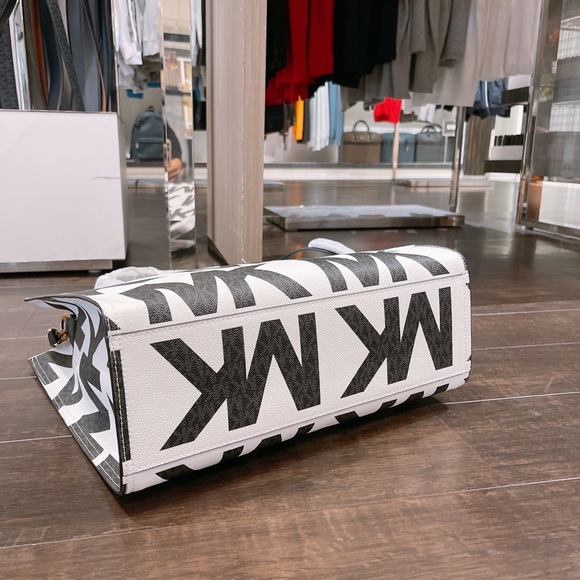 Michael Kors Kenly Large NS Tote - Picture 8 of 11